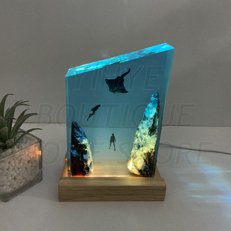 Resin Art Ocean - マリンシリーズ レジンアート作品 - マンタレイとダイバー 海をテーマにしたナイトライト、家の装飾、ホリデー/誕生日プレゼント