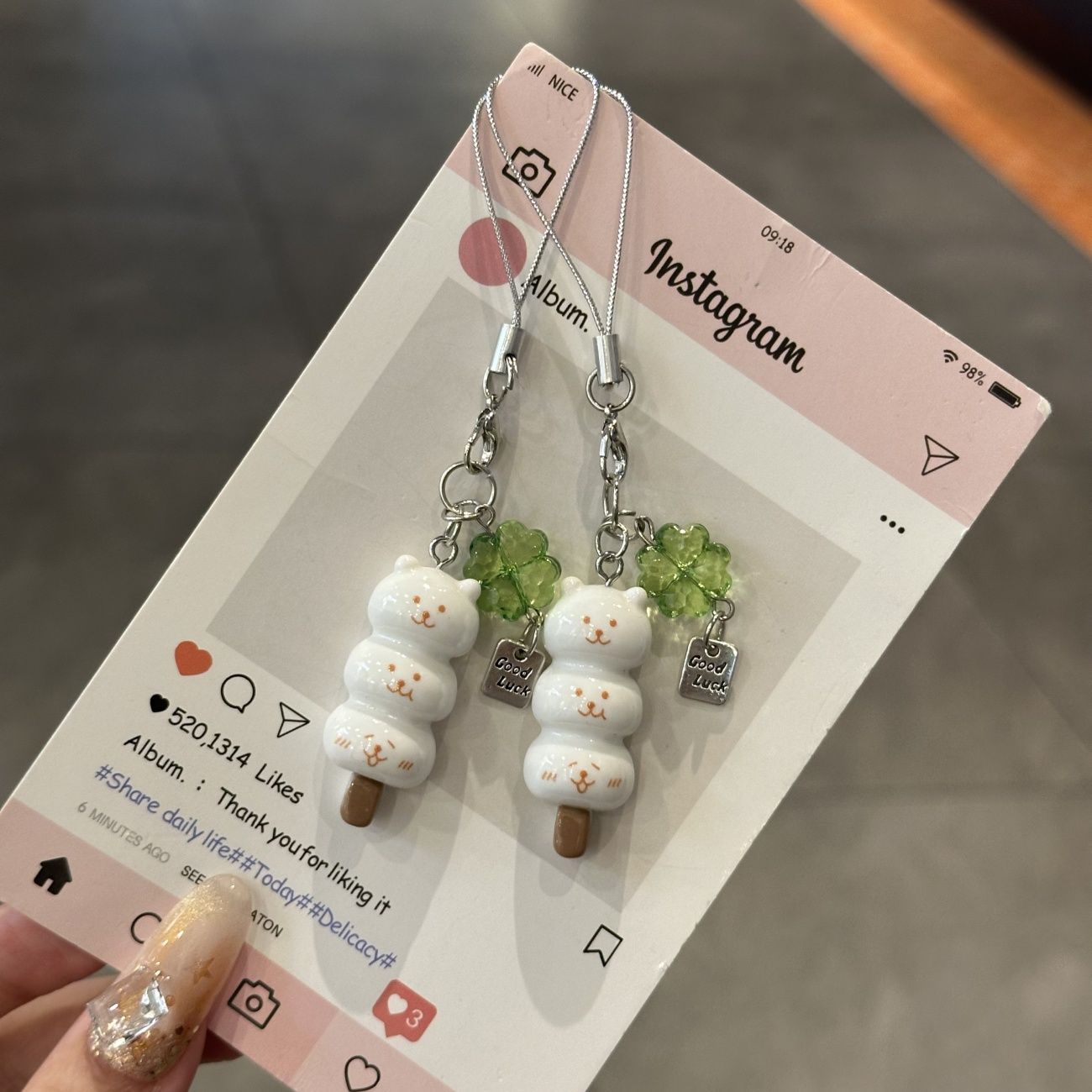 ジョークベア ラッキーリーフ スマホチャーム ペンダント カ - Resin Art Alphabet のレビューと価格